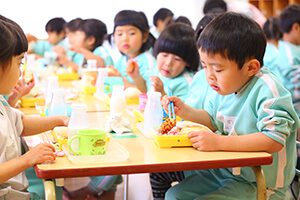 昼食を食べる園児
