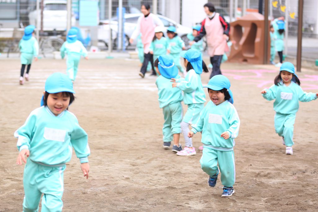 神戸幼稚園　園庭で遊ぶ子どもたち