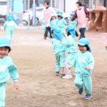 神戸幼稚園　園庭で遊ぶ子どもたち